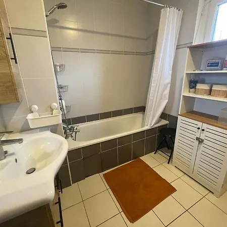 T3 Avec Terrasse Et Garage, Au Vert Et Proche De Tout Appartement *